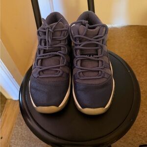 Air Jordan 11 lows Sneaker in Navy and Cream